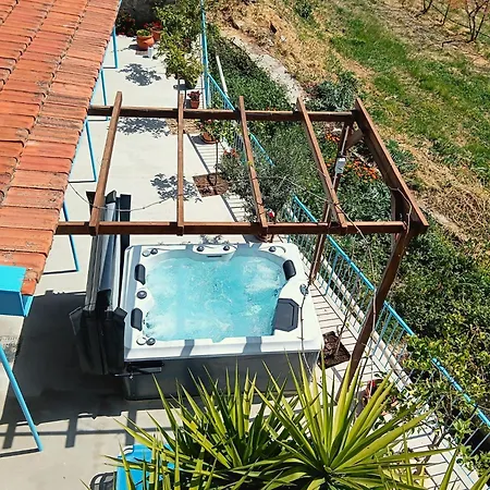 Дом отдыха The Almond House Traditional Mountain Retreat With Orchard Views
