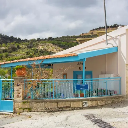 Дом отдыха The Almond House Traditional Mountain Retreat With Orchard Views