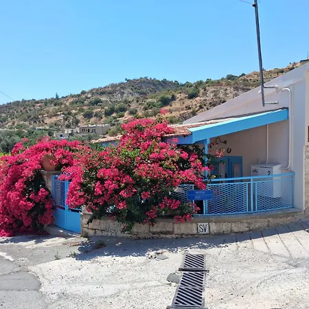 Дом отдыха The Almond House Traditional Mountain Retreat With Orchard Views